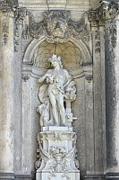 
   Figur am südwestlichen Eingang zum Zwinger   
