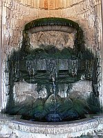 
   Brunnen im Innern des Zwingers   
