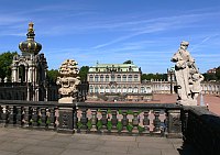 
   Blick auf Kronentor und Wallpavillon   
