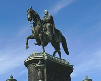 
   Reiter-Statue vor der Semperoper   
