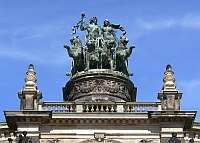 
   Panther-Quadriga über   
   dem Portal der Semperoper   

