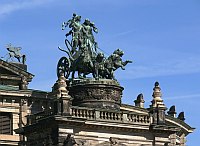 
   Panther-Quadriga über   
   dem Portal der Semperoper   
