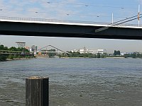 
   Blick unterhalb der Kniebrücke   
