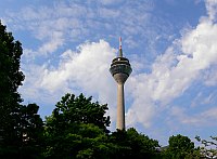 
   Rheinturm vor interessantem Himmel   
