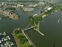 
   Blick vom Rheinturm auf das Hafengelände   
