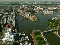 
   Blick auf Medienhafen und Hafengelände   
