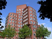 
   Rheinturm von unten betrachtet   
