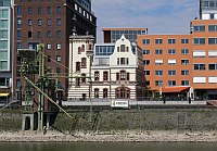 
   Blick vom Rheinturm auf das WDR-Gebäude   
