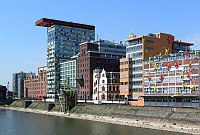 
   Blick vom Rheinturm auf das Hafengelände   
