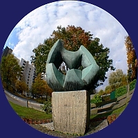 
   Skulptur neben dem gelben Hochhaus   
