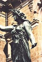 
   Hygieia, die griechische Göttin der Gesundheit -   
   am gleichnamigen Brunnen im Rathausinnenhof   
