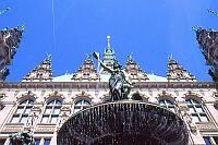 
   Innenhof des Hamburger Rathauses   
   mit Hygieia - Brunnen ( Weitwinkel )   
