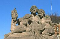 
   Skulptur einer weiblichen Dreiergruppe,   
   in der Umgebung des Oberlandesgerichts   
