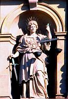 
   Darstellung der Justitia   
   am Strafjustizgebäude   
