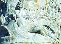 
   Relief der Göttin (?) Hammonia   
   am Sockel eines Fahnenmastes   

