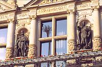 
   Zwei Statuen verschiedener Könige   
   auf dem Balkon des Rathauses   
