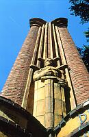 
   Mahnmal bei der Johanniskirche   
        an der Max-Brauer-Allee   
