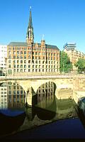 
       Spiegelungen im Nikolaifleet   
   Zollenbrcke Richtung Neue Burg   
