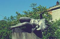 
   Denkmal auf einer Verkehrsinsel   
     vor der Hamburger Kunsthalle   
