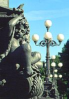 
         Mit Figuren verzierte Laternen   
   auf dem Gelnder der Lombardsbrücke   
