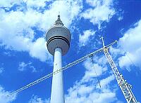 
   Heinrich-Hertz-Turm   
   mit Kran und Wolken   
