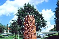 
   Holz-geschnitztes Denkmal   
     Nähe Altonaer Rathaus   
