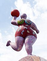 
   Ballspielende 'Nana' auf einem Delphin   
     Kunstwerk von Niki de Saint Phalle   
