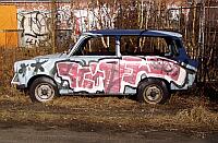 
         Graffitty - Auto [ und Mehr ]   
     auf einem Fabrikgelnde Stellingen   
                   ( 3 Aufnahmen )   
