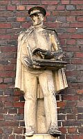 
     Skulptur eines Bauchladen - Händlers an   
   der Fassade eines Hauses in der Steinstraße   
                         ( 4 Aufnahmen )   
