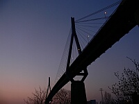 
         Köhlbrandbrücke   
   kurz vor Sonnmenaufgang   
           ( 2 Aufnahmen )   
