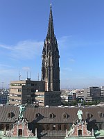 
   Blick über den Globushof   
   zum Turm der Nikolai-Ruine   
