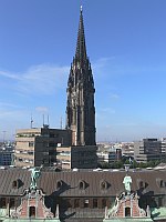 
   Blick über den Globushof   
   zum Turm der Nikolai-Ruine   
