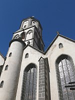 
   Frauenkirche in extremer Perspektive   
