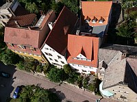 
   Blick vom Turm der Frauenkirche aus steil nach unten   
