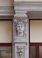 
    Stele an der Fassade eines Hauses   
