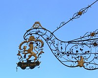 
   Kunstvolle Laterne an der Gaststtte 'Zum Lwen'   
