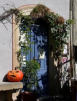 
   Halloween-Kürbis an Hauseingang   
