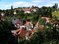 
   Blick vom Eingangsbereich der Burg   
   auf ein Wohngebiet   
