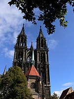 
   Blick auf den Dom vom Innern der Burg   
