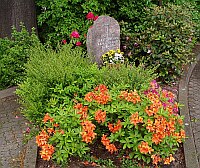 
 &nbsp;&nbsp; Ehrenmal f&uuml;r die verstorbenen Kameraden &nbsp; 
 &nbsp; auf dem Gel&auml;nde der freiwilligen Feuerwehr &nbsp; 
