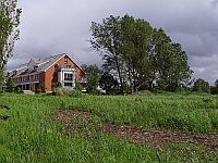 
 &nbsp; Wohnblock auf gr&uuml;ner Wiese &nbsp; 
