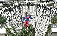 
 &nbsp; Mit Holzschuhen auf dem Seil &nbsp; 
