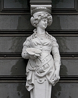 
   Figur an Haus-Eingang   
