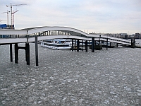 
   Übersee-Brücke im vereisten Hafen   
