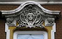 
   Kunstvolles Relief   
