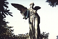 Engel oberhalb eines Familien-Grabs