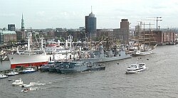 
   Cap San Diego und Hanseatic Trade Center   
